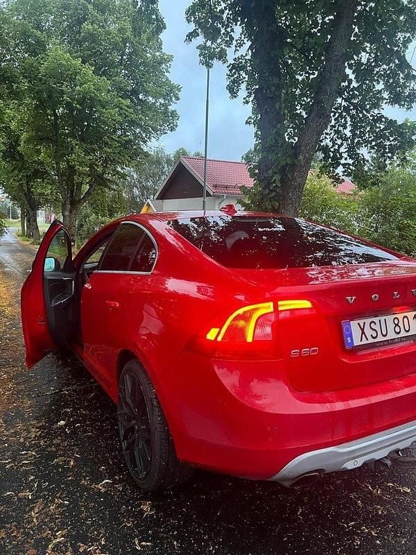 Röd Begagnad 2011 Volvo S60 Summum Sedan | 134 999 kr (Marknadspris) - Bild 1/4
