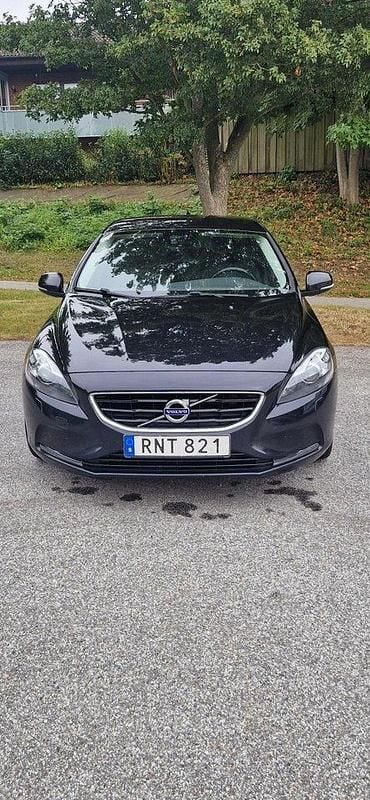 Svart Begagnad 2014 Volvo V40 Kombi | 120 000 kr (Marknadspris) - Bild 1/4