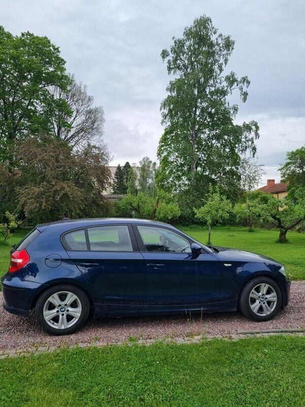 Blå Begagnad 2011 BMW 120 Advantage Halvkombi | 79 000 kr (Superpris) - Bild 1/4