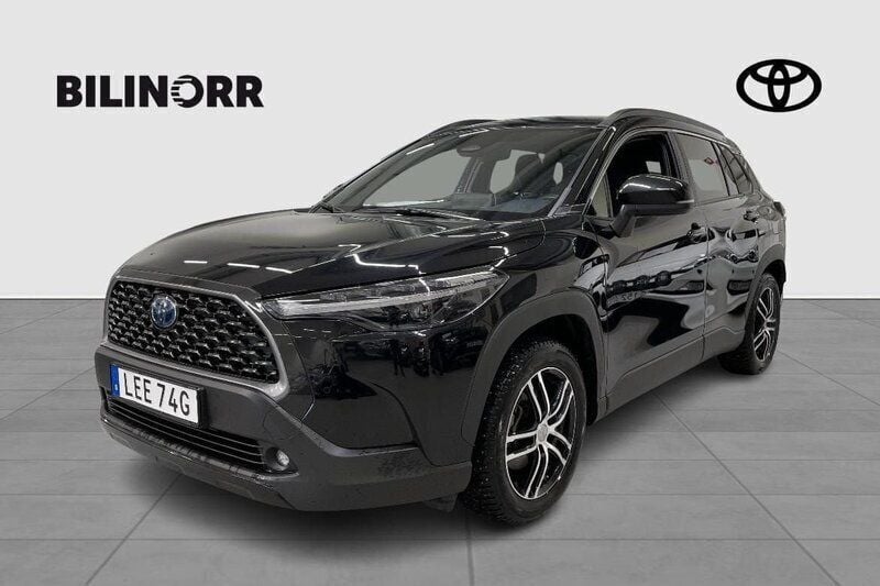 Svart Begagnad 2022 Toyota Corolla Cross Plus SUV | 368 000 kr (Marknadspris) - Bild 1/4