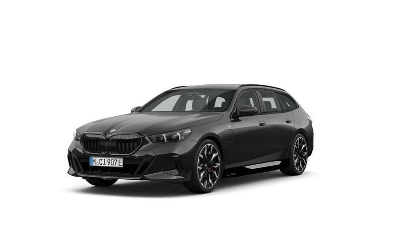 Oxide grey metallic Begagnad 2025 BMW 530e M Sport Kombi | 729 500 kr - Bild 1/4
