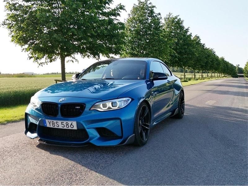 Blå Begagnad 2016 BMW M2 M Performance Sportkupé | 419 900 kr (Marknadspris) - Bild 1/4