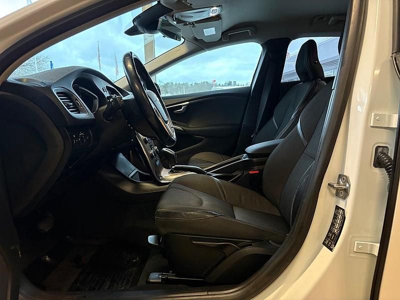Begagnad Volvo V40 Momentum 150 HK (110 kW) 2013 Vit Halvkombi