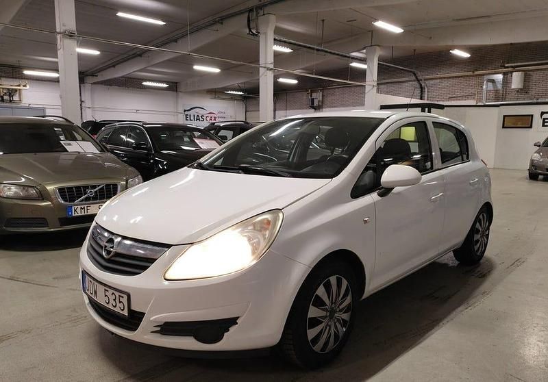 Begagnad Opel Corsa 75 HK (55 kW) 2008 Vit Halvkombi