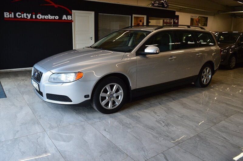 Ljusgrå Begagnad 2008 Volvo V70 Kombi | 57 900 kr (Bra pris) - Bild 1/4