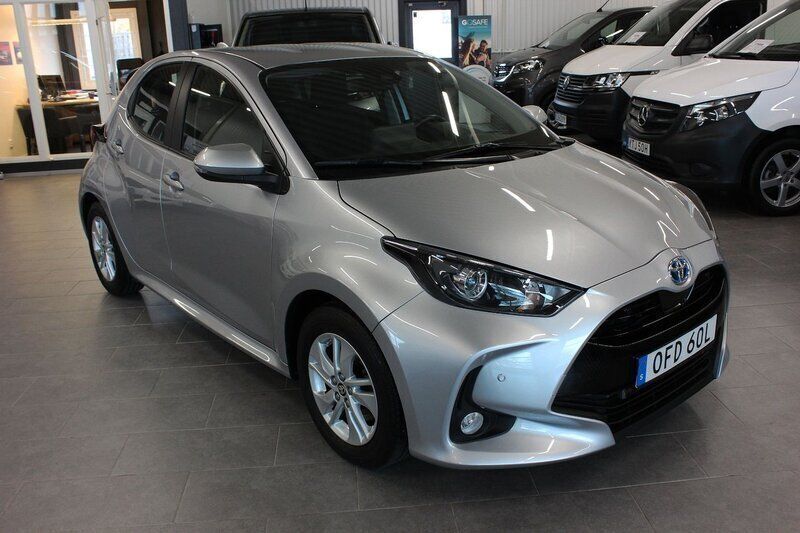 Silver Begagnad 2023 Toyota Yaris Hybrid Active Halvkombi | 204 500 kr (Marknadspris) - Bild 1/4