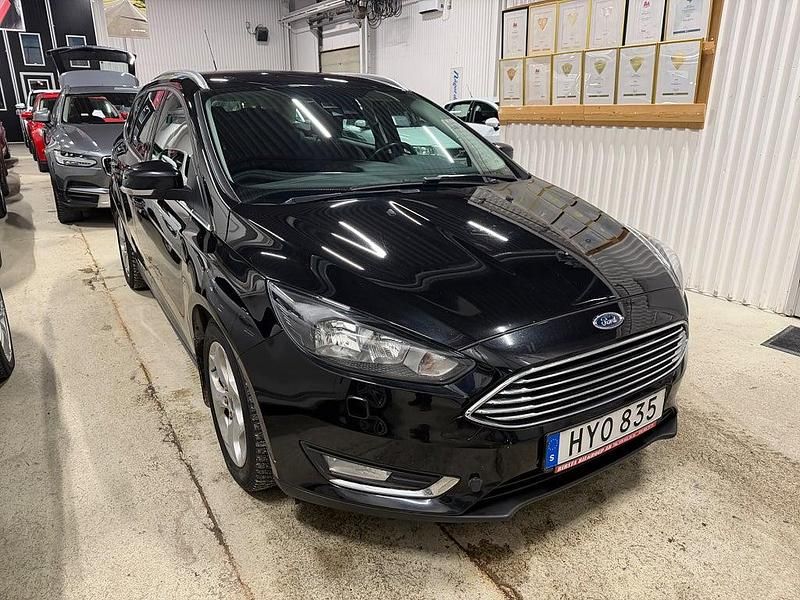 Begagnad Ford Focus Titanium 125 HK (91 kW) 2015 Svart Kombi