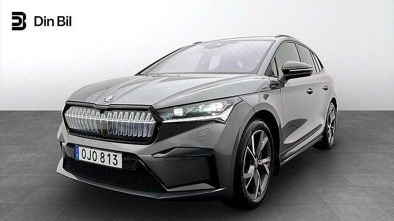 Grå Begagnad 2023 Skoda Enyaq iV SportLine SUV | 449 900 kr (Marknadspris) - Bild 1/4