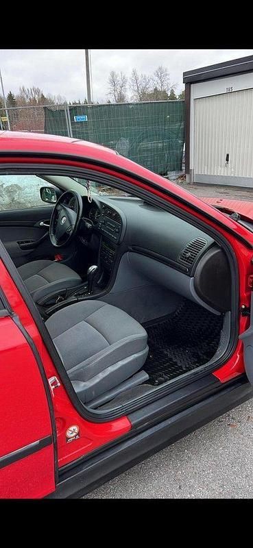 Röd Begagnad 2005 Saab 9-3 Linear Sedan | 29 000 kr (Marknadspris) - Bild 1/3