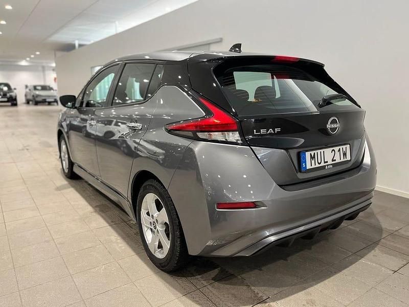 Begagnad Nissan Leaf Acenta 111 kW (151 HK) 2023 Grå Halvkombi