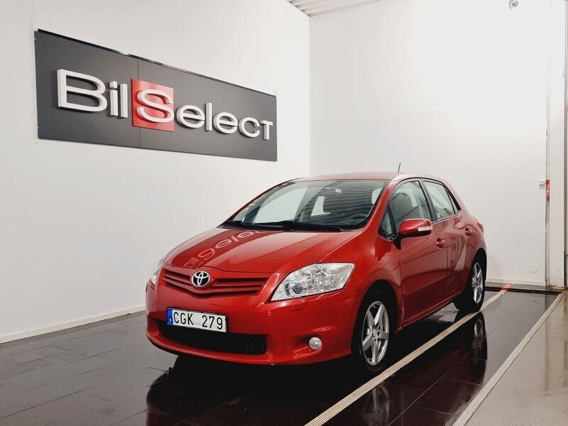 Mörkröd Begagnad 2009 Toyota Auris Plus Halvkombi | 44 900 kr (Marknadspris) - Bild 1/4