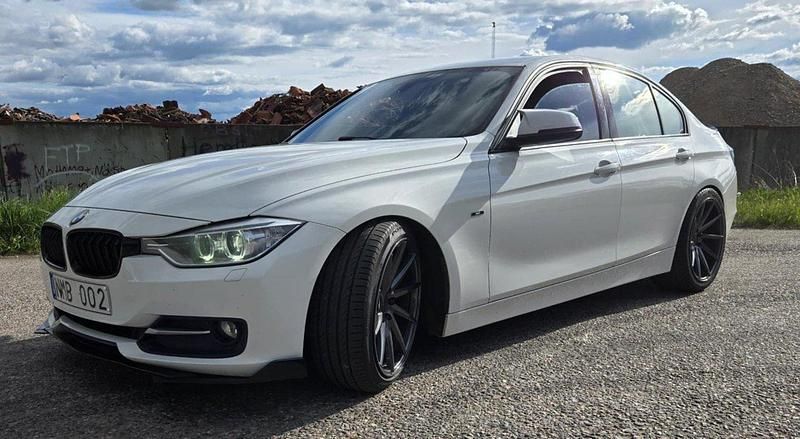 Vit Begagnad 2013 BMW 320 Sport Line Sedan | 120 000 kr (Marknadspris) - Bild 1/3