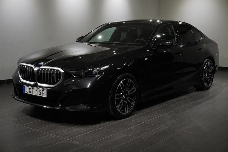 Svart Begagnad 2025 BMW i5 Sedan | 619 500 kr (Bra pris) - Bild 1/4