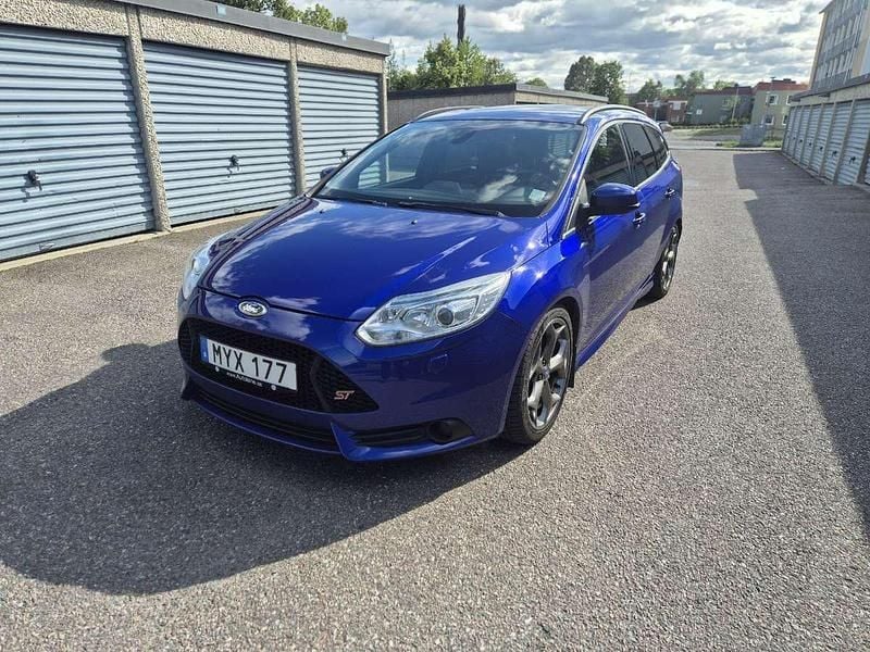 Blå Begagnad 2013 Ford Focus ST Kombi | 138 000 kr - Bild 1/4