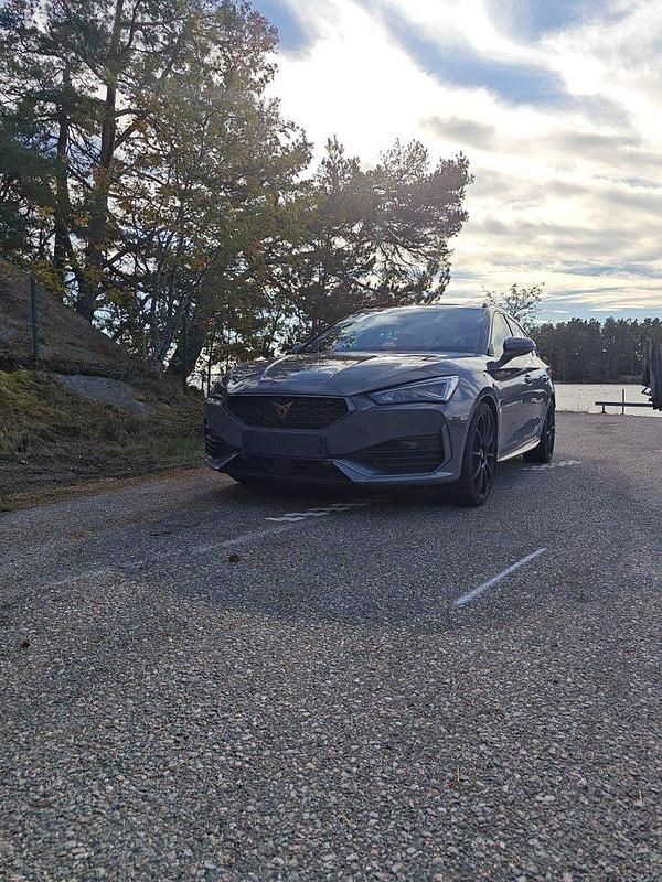 Grå Begagnad 2021 Cupra Leon Kombi | 324 999 kr (Lite dyr) - Bild 1/4