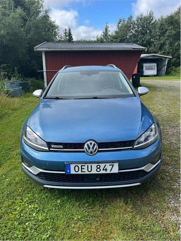 Blå Begagnad 2017 VW Golf Alltrack Kombi | 205 000 kr (Marknadspris) - Bild 1/4