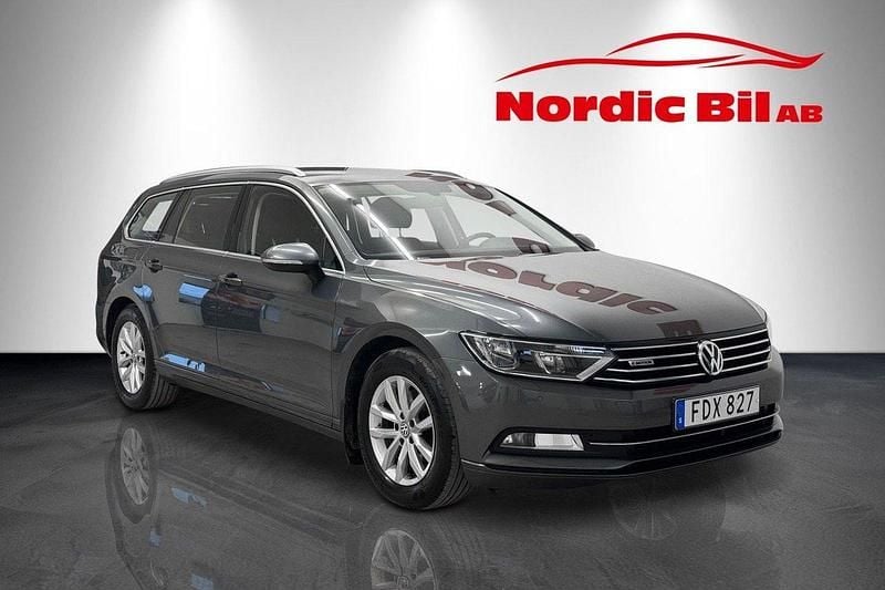 Mörkgrå (grå) Begagnad 2016 VW Passat Kombi | 119 900 kr (Marknadspris) - Bild 1/4