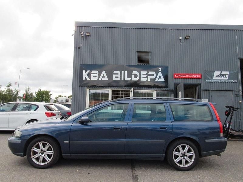 Mörkblå Begagnad 2003 Volvo V70 Business Edition Kombi | 19 900 kr (Marknadspris) - Bild 1/4