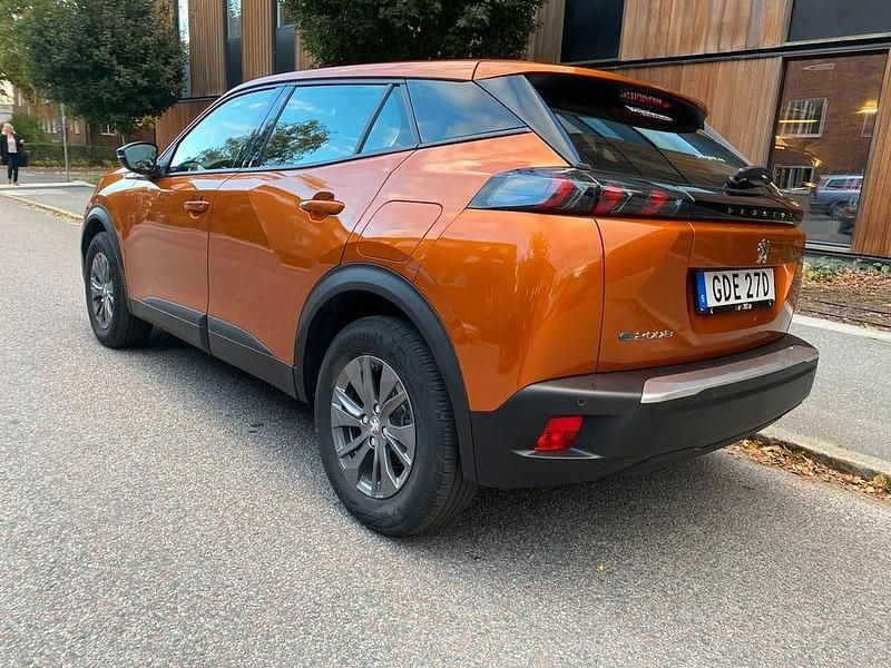 Begagnad Peugeot e-2008 100 kW (136 HK) 2022 Orange SUV