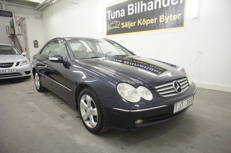 Mörkblå Begagnad 2002 Mercedes CLK320 Sportkupé | 36 900 kr - Bild 1/4