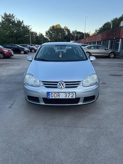 Silver Begagnad 2007 VW Golf V Trendline Halvkombi | 27 000 kr (Marknadspris) - Bild 1/4