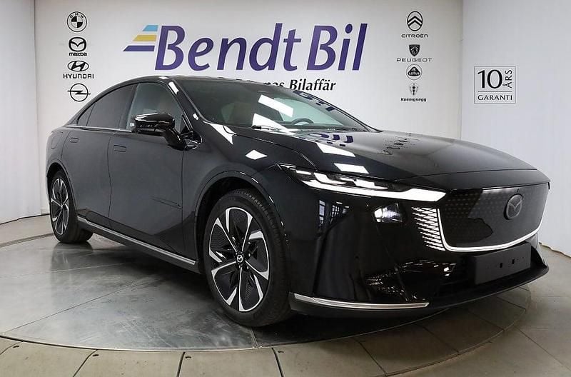 Jet black Ny 2025 Mazda 6e Takumi-Line Halvkombi | 474 500 kr (Marknadspris) - Bild 1/3