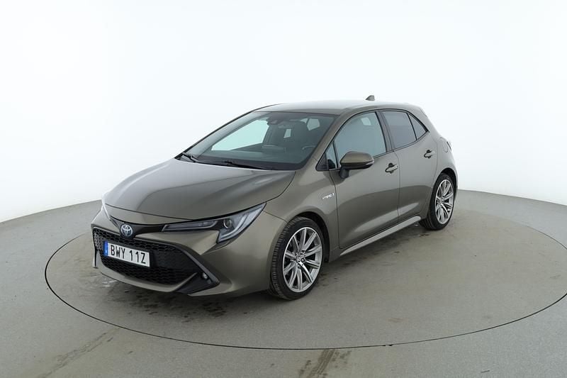 Grön Begagnad 2020 Toyota Corolla Hybrid Halvkombi | 197 000 kr (Marknadspris) - Bild 1/4