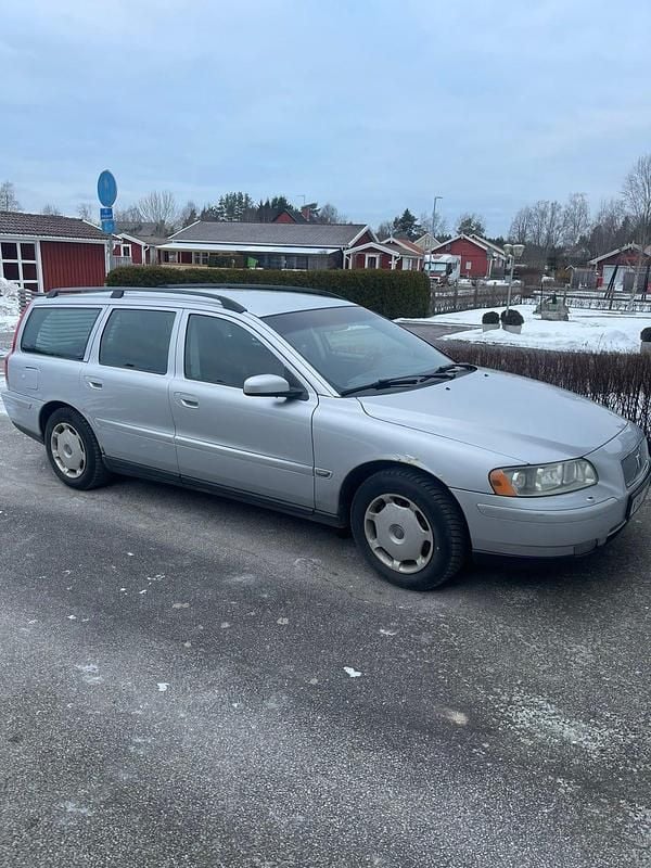 Grå Begagnad 2005 Volvo V70 Kombi | 15 000 kr (Marknadspris) - Bild 1/4