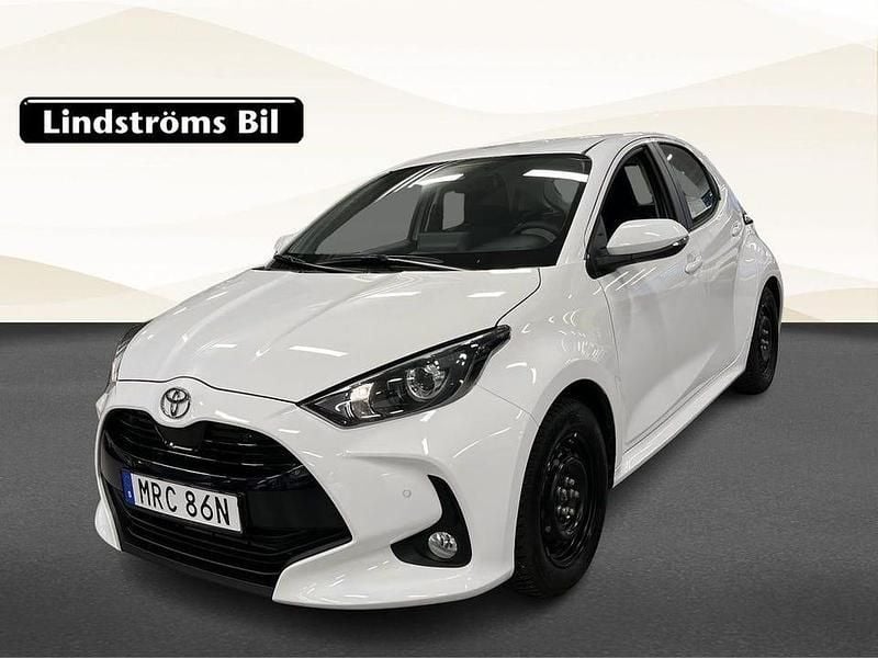 Vit Ny 2025 Toyota Yaris Hybrid Active Halvkombi | 259 900 kr (Marknadspris) - Bild 1/3