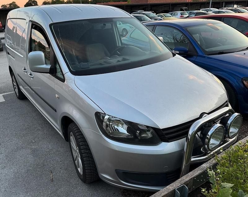 Silver Begagnad 2014 VW Caddy Maxi Minibuss | 83 000 kr (Marknadspris) - Bild 1/4