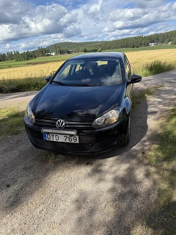 Svart Begagnad 2012 VW Golf VII Halvkombi | 55 000 kr (Superpris) - Bild 1/3