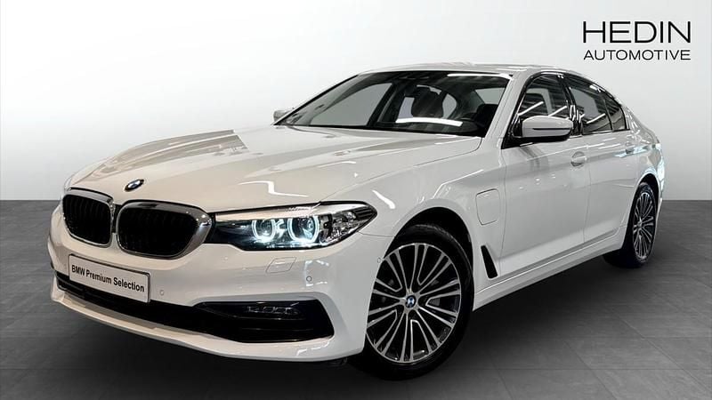 Vit (white) Begagnad 2019 BMW 530e Sport Line Sedan | 308 700 kr (Bra pris) - Bild 1/4