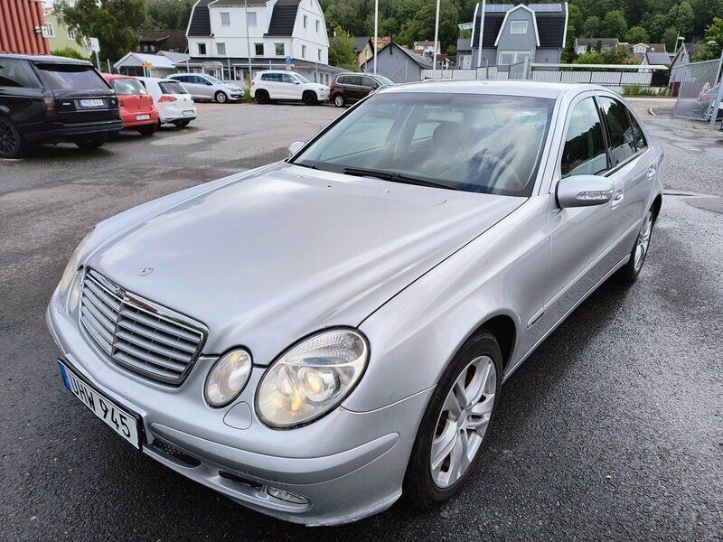 Silver Begagnad 2003 Mercedes E200 Sedan | 39 000 kr (Bra pris) - Bild 1/4
