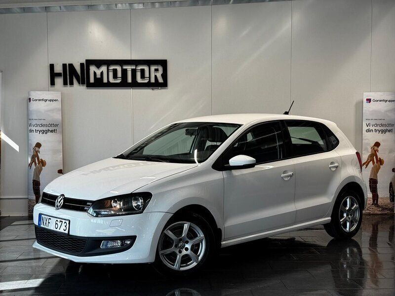 Vit Begagnad 2013 VW Polo Halvkombi | 74 900 kr (Marknadspris) - Bild 1/4
