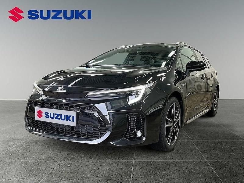 Svart Begagnad 2024 Suzuki Swace Kombi | 309 900 kr (Marknadspris) - Bild 1/4