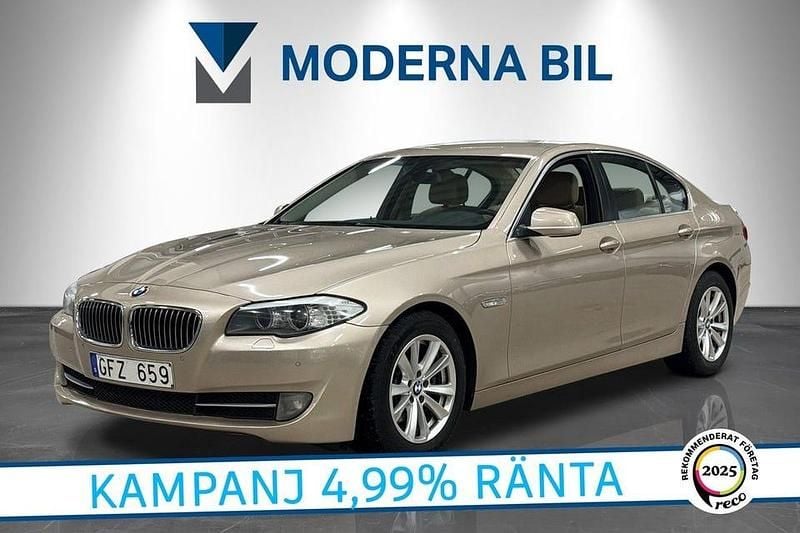 Ljusbrun Begagnad 2013 BMW 520 Sedan | 119 900 kr (Marknadspris) - Bild 1/4
