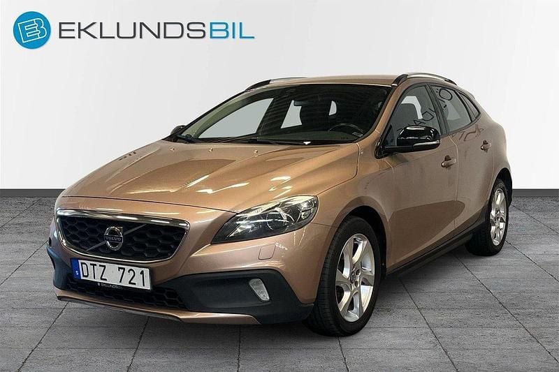 Brun Begagnad 2013 Volvo V40 CC Summum Kombi | 119 900 kr (Marknadspris) - Bild 1/4