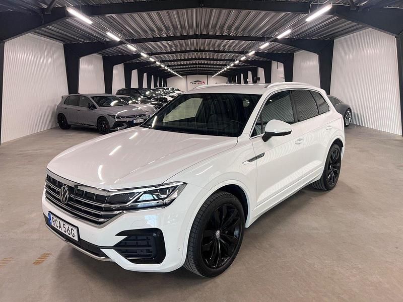 Vit Begagnad 2023 VW Touareg R-line SUV | 629 900 kr (Bra pris) - Bild 1/4