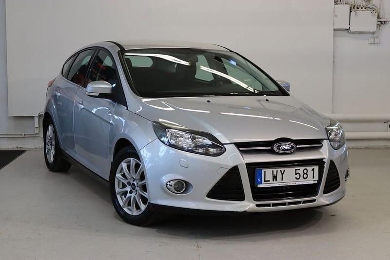 Grå Begagnad 2012 Ford Focus Titanium Halvkombi | 69 900 kr (Marknadspris) - Bild 1/4