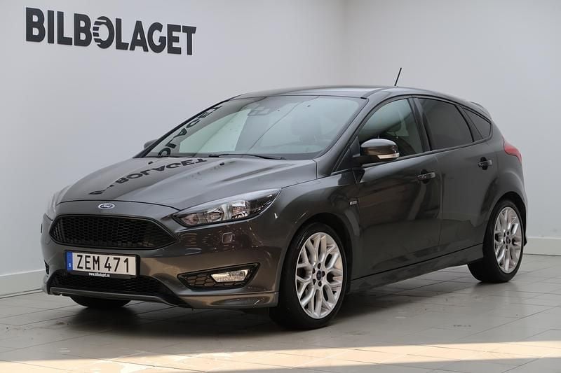 Grå Begagnad 2017 Ford Focus ST-Line Halvkombi | 149 800 kr (Marknadspris) - Bild 1/4