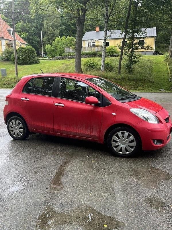 Röd Begagnad 2010 Toyota Yaris Halvkombi | 23 000 kr (Bra pris) - Bild 1/4