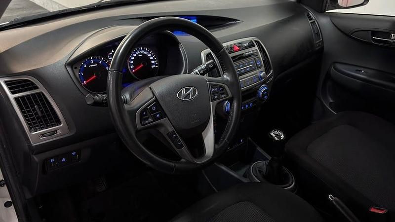 Begagnad Hyundai i20 Premium 75 HK (55 kW) 2014 Vit Halvkombi