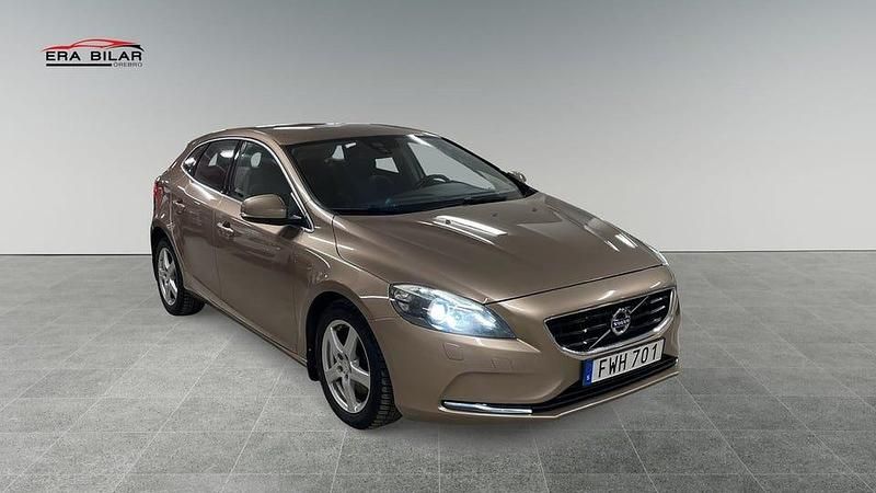 Begagnad Volvo V40 Momentum 120 HK (88 kW) 2016 Brun Halvkombi