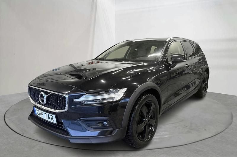 Svart Begagnad 2021 Volvo V60 CC Kombi | 229 000 kr (Superpris) - Bild 1/4