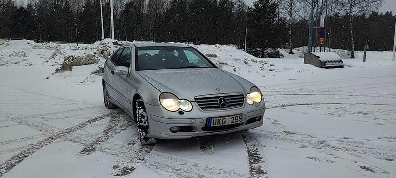 Begagnad Mercedes C200 163 HK (119 kW) 2003 Grey metallic