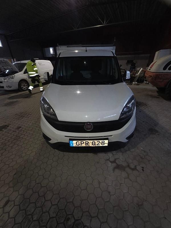 Begagnad Fiat Doblò 90 HK (66 kW) 2016 Minibuss