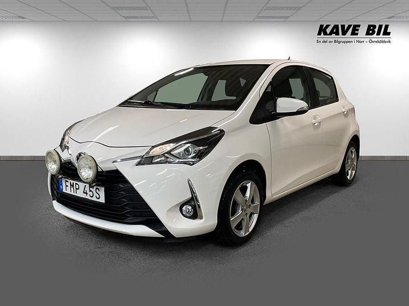 Vit Begagnad 2020 Toyota Yaris Active Halvkombi | 159 900 kr (Marknadspris) - Bild 1/3