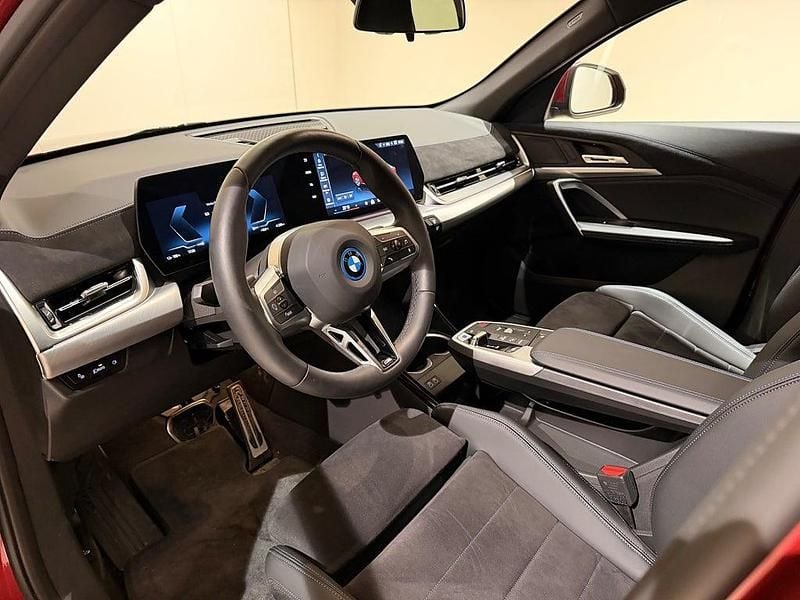 Begagnad BMW iX2 M Sport 230 kW (313 HK) 2026 Röd SUV