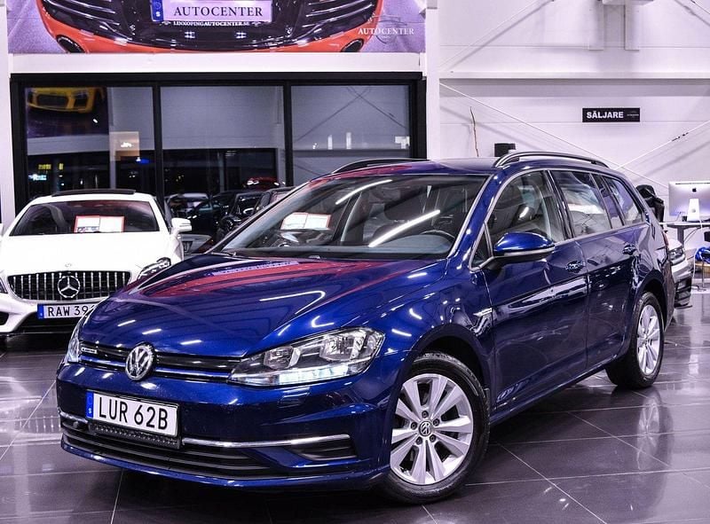 Mörkblå (blå) Begagnad 2020 VW Golf VIII Kombi | 149 900 kr (Marknadspris) - Bild 1/4