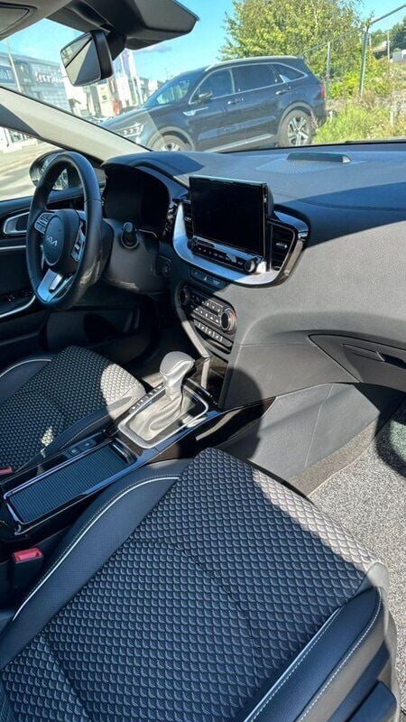Grå Begagnad 2023 Kia XCeed Advance SUV | 285 000 kr (Marknadspris) - Bild 1/4